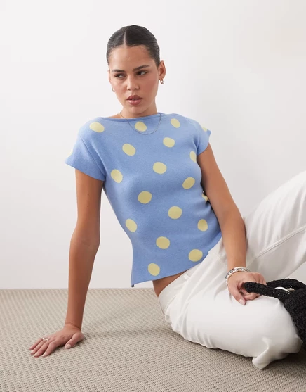 ДИЗАЙНЕРСКИЙ топ ASOS из тонкой вязки с вырезом лодочкой и принтом в синий горошек multi