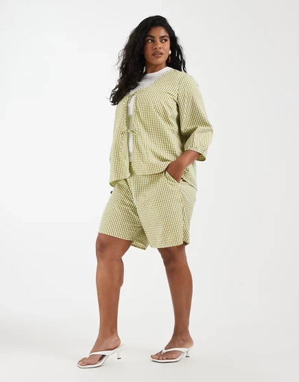 Женские шорты Vero Moda Curve в зелёный гингем