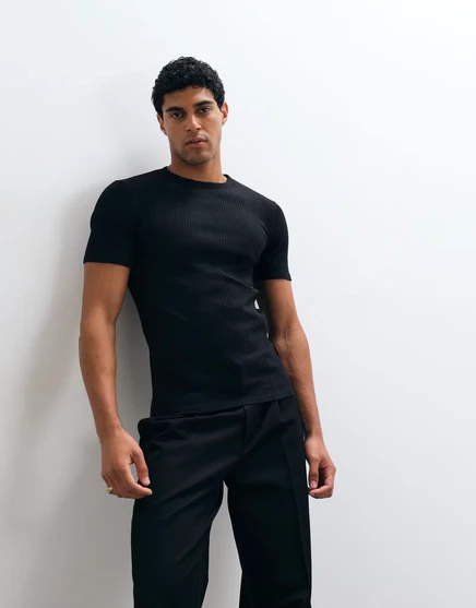 Дизайнерская нарядная футболка muscle fit от ASOS из черного трикотажа в рубчик черного цвета
