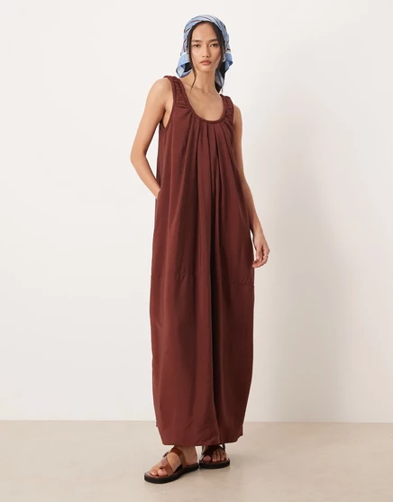 ТЕХНОЛОГИЧНЫЙ макси-сарафан с круглым вырезом и рюшами от ASOS DESIGN цвета ржавчины rust