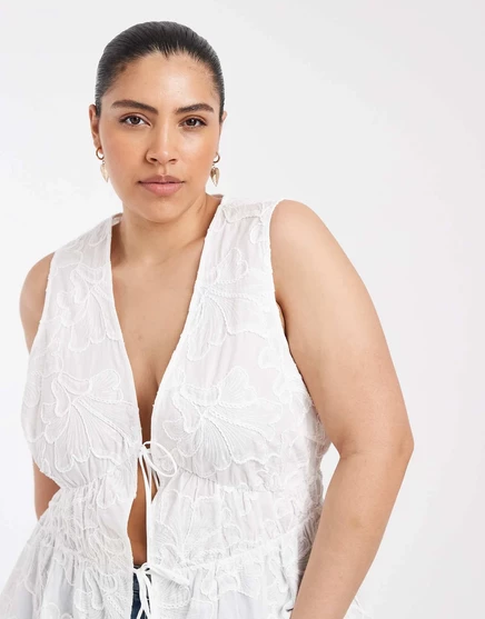 Блузка Vero Moda Curve с цветочной вышивкой и галстуком-бабочкой спереди и баской по низу белого цвета snow white