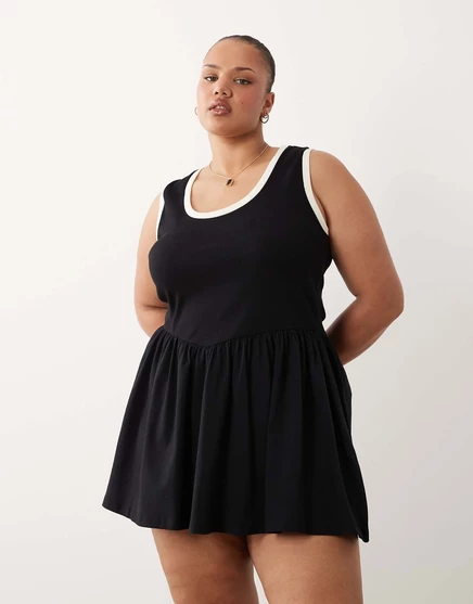 Мини-платье ASOS DESIGN Curve с контрастной отделкой в черно-белом монохромном исполнении
