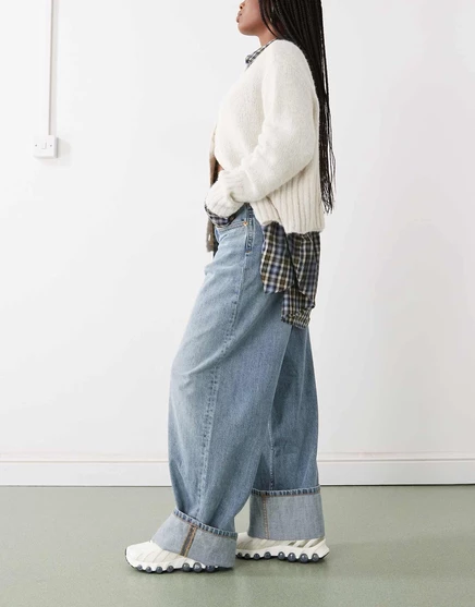 Мешковатые джинсы Monki Peggy с отложным воротником светло-голубого цвета  light blue