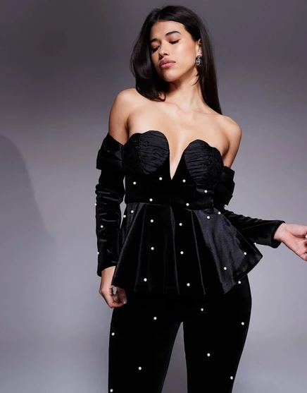 РОСКОШНЫЙ бархатный топ ASOS с открытыми плечами, украшенный жемчужинами и сердечками, в моноблоке - часть комплекта mono