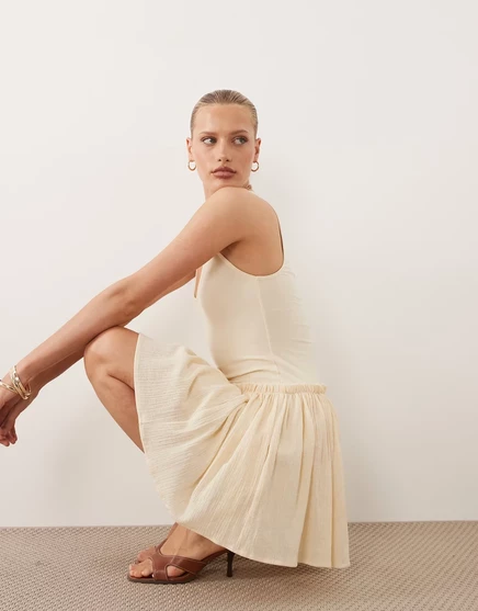 Женское мини-платье ASOS Design с жатой юбкой, кремовое