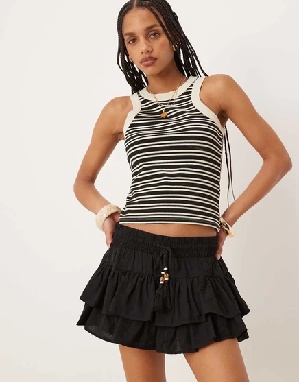 Дизайнерские облегающие шорты-бриджи ASOS черного цвета с рюшами black