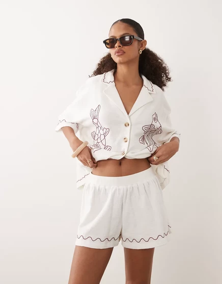 Шорты из текстурированного джерси ASOS DESIGN с бордовой вышивкой кремового цвета - часть комплекта кремового цвета