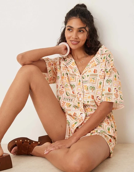 Рубашка с воротником-стойкой ASOS DESIGN camp с принтом palm tree vacation - часть комплекта cream