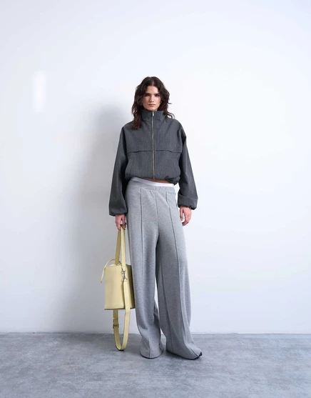 Брюки с защипами Topshop soft touch серого цвета с матовой отделкой gray
