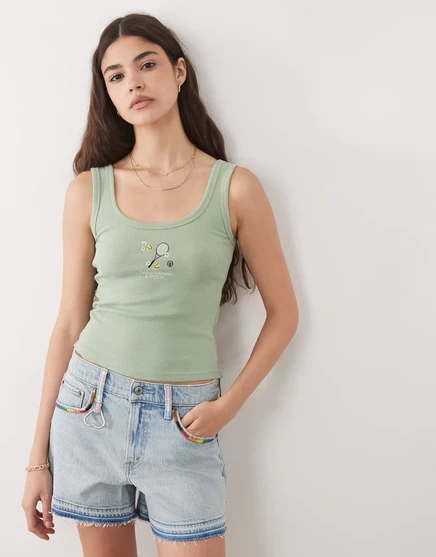 Майка Abercrombie & amp; Fitch с круглым вырезом и вышивкой для тенниса светло-зеленого цвета