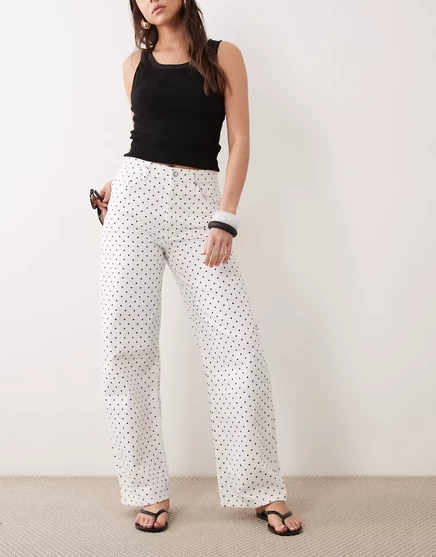 Прямые джинсы Mango Polka из 100 хлопка в белый и черный горошек белого цвета
