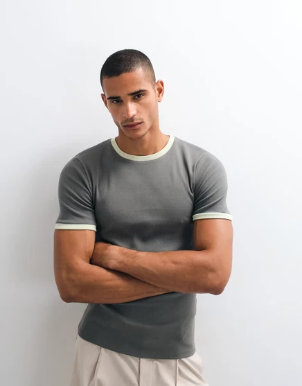 Футболка ASOS DESIGN muscle fit в рубчик с узором в виде кольца из темно-серого оружейного металла