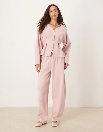Дизайнерские спортивные брюки ASOS с узкими штанинами-бочонками розового цвета с детализацией швов pink