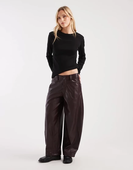 ДИЗАЙНЕРСКИЕ миниатюрные брюки-бочкообразки из искусственной кожи ASOS DESIGN с детализацией швов сливового цвета plum