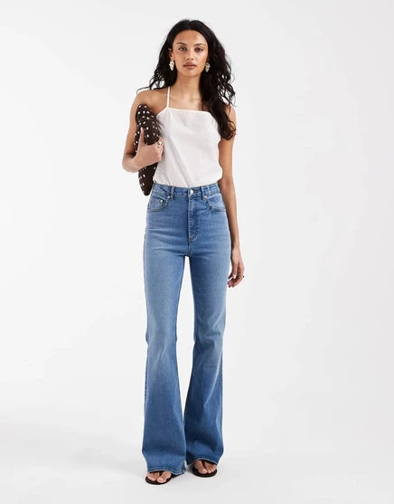 Расклешенные джинсы ASOS DESIGN power stretch sculpt из легкой ткани средней стирки