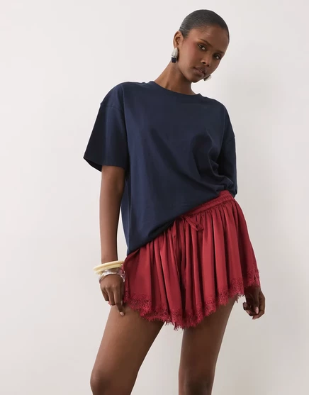 Объемные атласные шорты ASOS DESIGN с кружевной отделкой красного цвета red