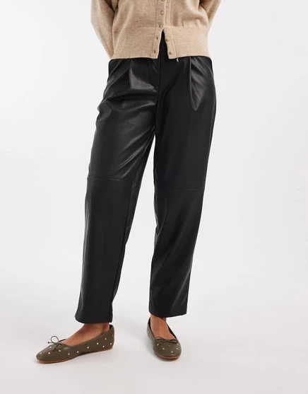 Брюки-бочкообразки Miss Selfridge из искусственной кожи black