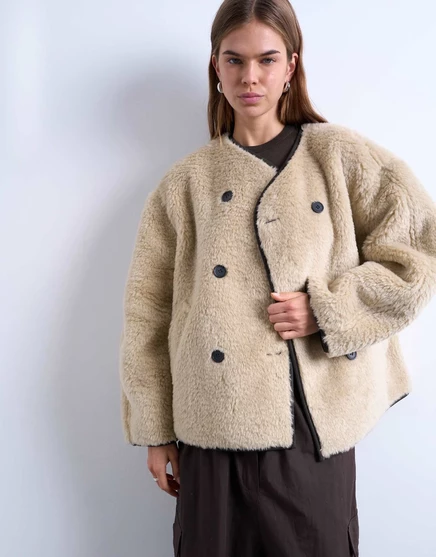 Короткая двубортная куртка из овчины Topshop яйцевидной формы кремового цвета tbc