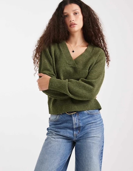 Мягкий свитер оверсайз с V-образным вырезом Vero Moda из зеленого меланжа cypress melange