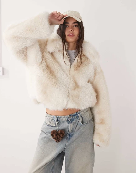Короткая куртка из искусственного меха Monki темно-белого цвета off white