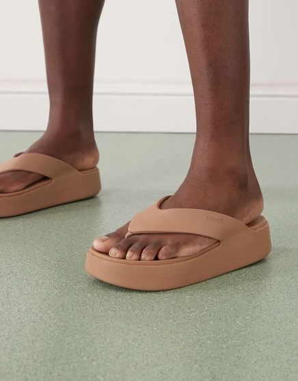 Коричневые шлепанцы на платформе Crocs Getaway