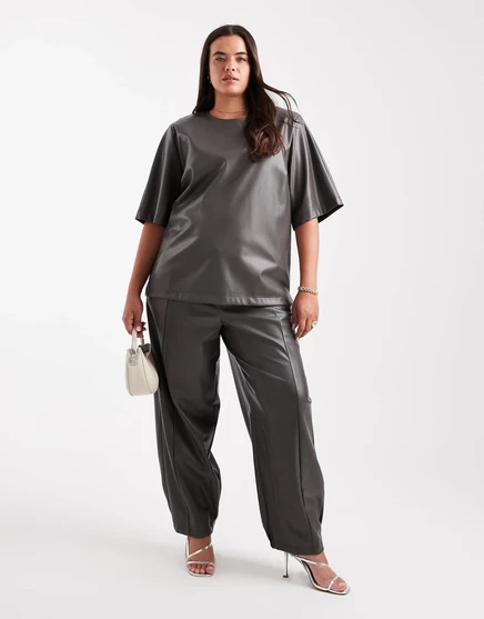 Брюки ASOS DESIGN Curve из искусственной кожи с округлыми штанинами серого цвета - часть комплекта gray
