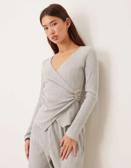 Топ с запахом из сверхмягкого трикотажа в рубчик ASOS DESIGN серого цвета gray