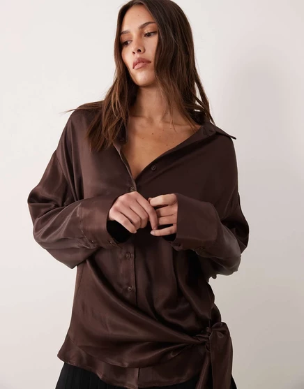 Рубашка свободного кроя с атласным галстуком по бокам от ASOS DESIGN шоколадного цвета