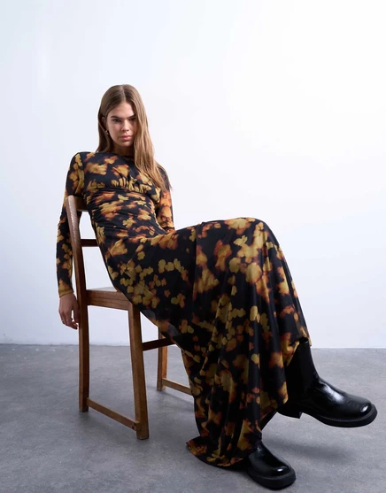 Черное макси-платье с длинным рукавом и размытым цветочным принтом от Topshop черного цвета black