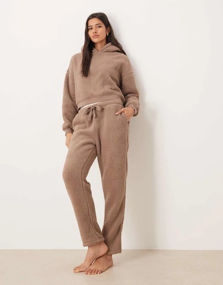 Укороченная толстовка с капюшоном ASOS DESIGN lounge cuddle и зауженные брюки светло-коричневого цвета light brown