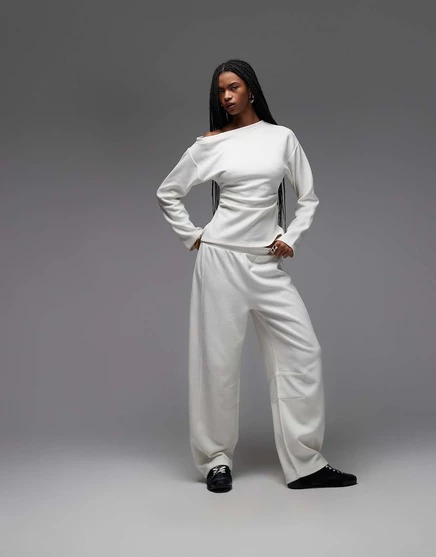 Спортивные брюки ASOS DESIGN supersoft extreme с округлыми штанинами кремового цвета cream