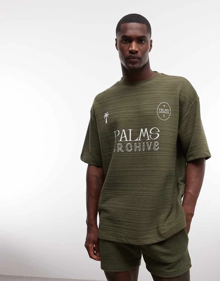 ДИЗАЙНЕРСКАЯ футболка оверсайз heavyweight с футбольным рисунком от ASOS из ткани оливкового цвета с текстурой оливкового цвета - часть комплекта olive night