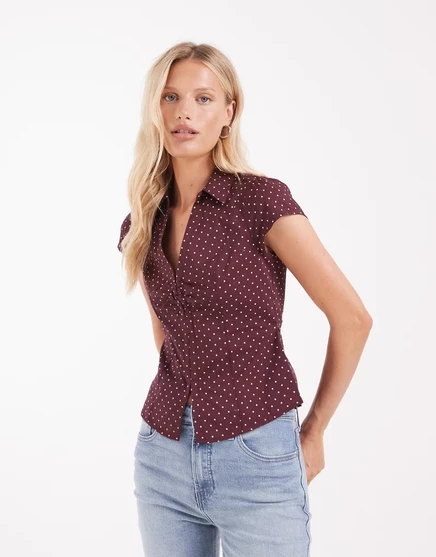 Приталенная рубашка Hollister с коротким рукавом и застежкой на крючки красного цвета с ягодным принтом в горошек