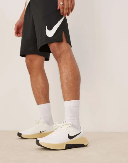 Кроссовки Nike Training MC Trainer 3 темно-белого и черного цветов cream