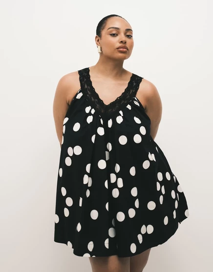 Мини-сарафан из поплина ASOS DESIGN Curve с v-образным вырезом и кружевной отделкой в черный и белый горошек
