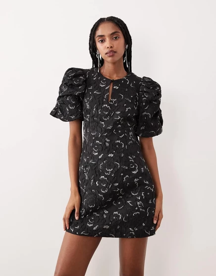 Мини-платье из розовой парчи с объемным рукавом-баллоном Gina Tricot черного цвета с серебристыми металлическими вставками black