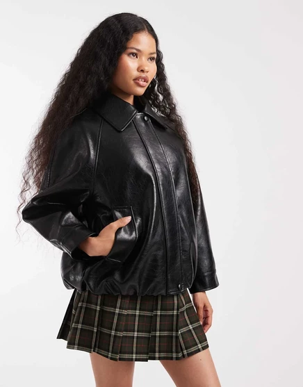 ДИЗАЙНЕРСКАЯ куртка-бомбер оверсайз Petite leather look от ASOS черного цвета black