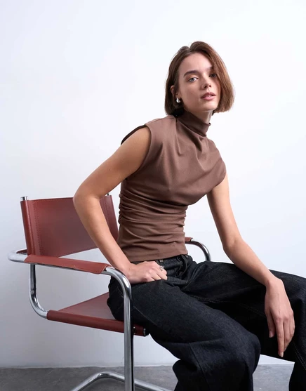 Коричневая безрукавка с высоким вырезом из крепа Topshop коричневого цвета brown