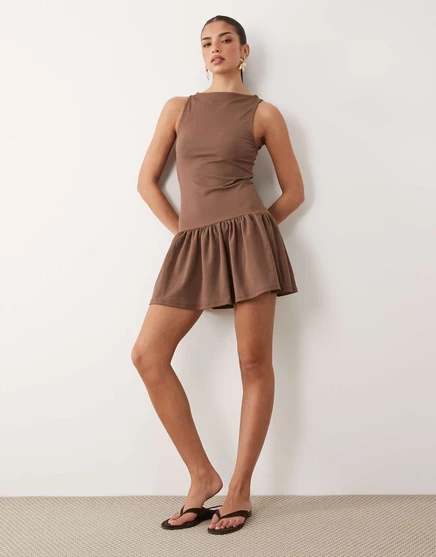 Женское мини-платье asos design текстурированное с баской, мокко