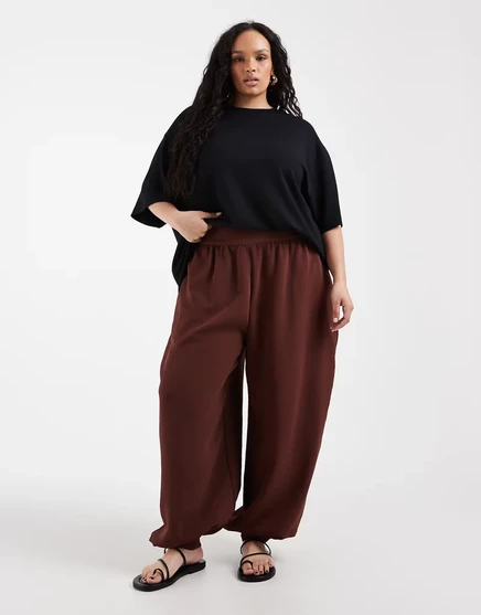 Брюки-баллоны ASOS DESIGN Curve с манжетами по низу коричневого цвета - часть комплекта