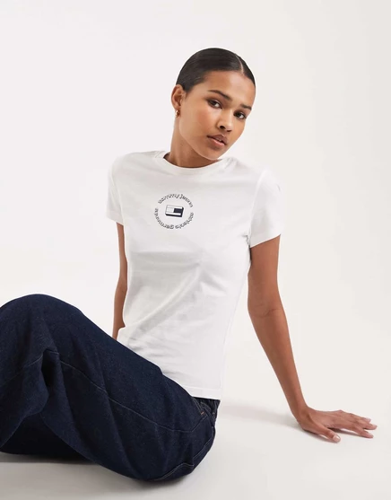 Приталенная футболка с логотипом Tommy Jeans белого цвета