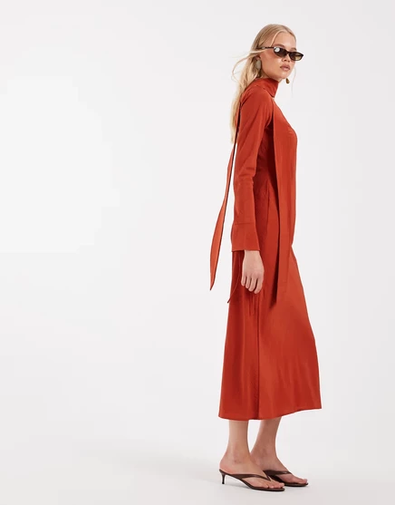 Макси-платье ASOS DESIGN performance из ткани с круглым вырезом и длинным рукавом и шарфом цвета ржавчины rust