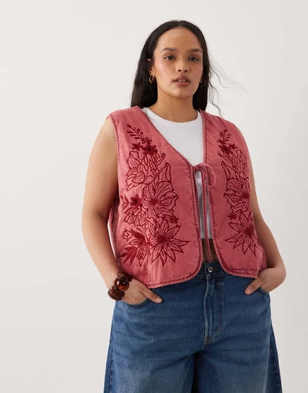 Стеганый жилет на подкладке ASOS DESIGN Curve с цветочным узором цвета кислотной стирки бордового цвета