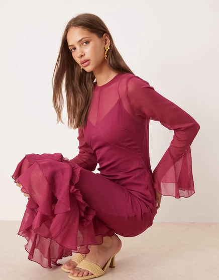 ДИЗАЙНЕРСКОЕ макси-платье ASOS с развевающимися рукавами и оборками по низу цвета шелковицы cherry