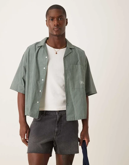 Облегающие джинсовые шорты укороченной длины ASOS DESIGN с разрезами черного цвета washed black