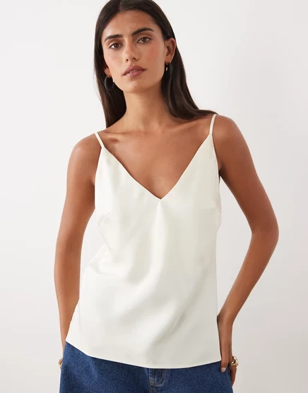 Атласная майка ASOS DESIGN с v-образным вырезом цвета слоновой кости