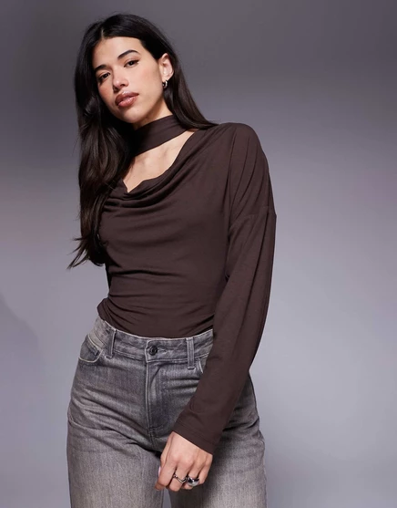 ДИЗАЙНЕРСКИЙ топ ASOS с воротником-стойкой в виде крыла летучей мыши и шарфом шоколадного цвета chocolate brown