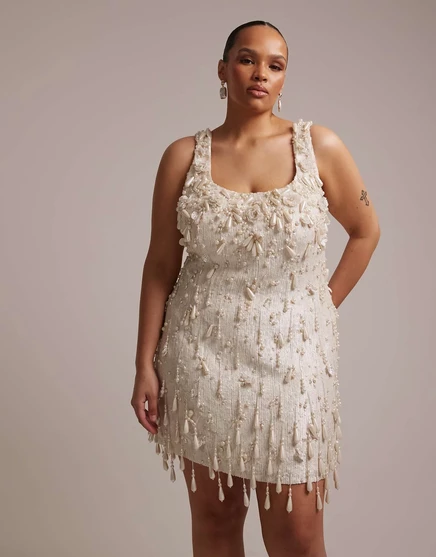 Мини-платье ASOS DESIGN Curve, украшенное жемчугом по всему телу, цвета слоновой кости
