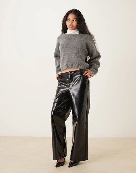 Прямые брюки из искусственной кожи Gina Tricot Petite с покрытием черного цвета black