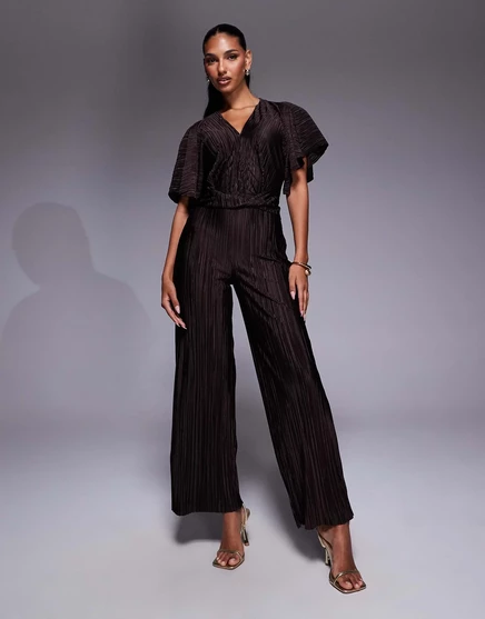 Комбинезон ASOS DESIGN plisse с глубоким вырезом и коротким рукавом и запахом на талии шоколадного цвета chocolate